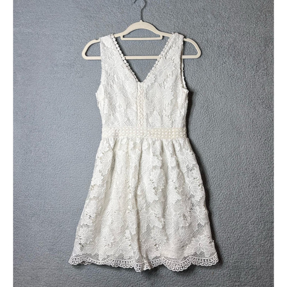 Soieblu Dress Womens Small Cream Deep V Neck Lace Overlay Sleeveless Dress NEW‎ - Picture 2 of 10